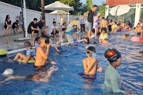 Chen chân đi bơi giải nhiệt: Dịch vụ quanh bể bơi 'hốt bạc'