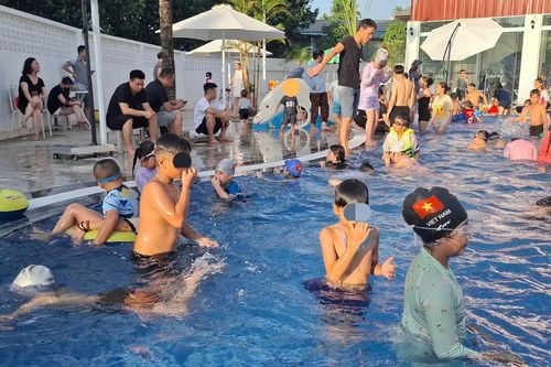 Chen chân đi bơi giải nhiệt: Dịch vụ quanh bể bơi 'hốt bạc'