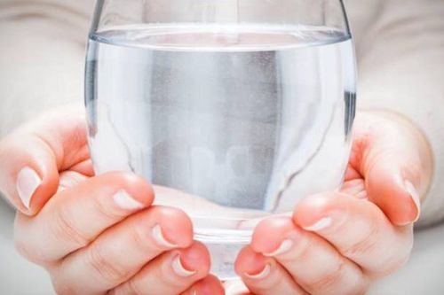 Nhịn ăn chỉ uống nước để giảm cân, thải độc có tác hại gì?