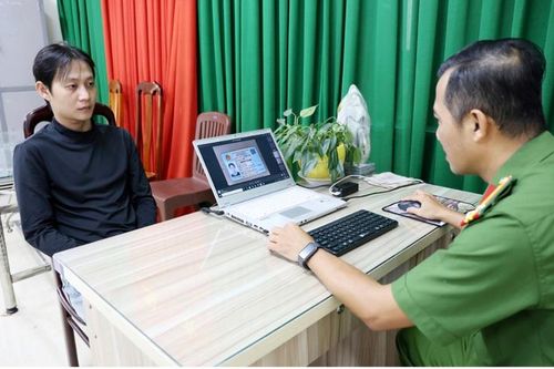 Khởi tố 5 đối tượng thu tiền bảo kê của 11 tiếp viên quán karaoke
