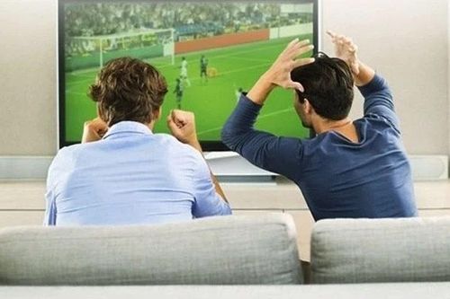 Mẹo giữ sức khỏe khi thức khuya xem World Cup