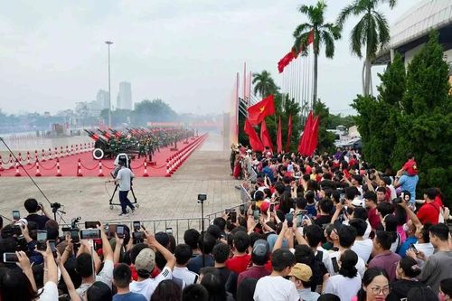 Tác nghiệp trong vòng tay nhân dân và đồng đội