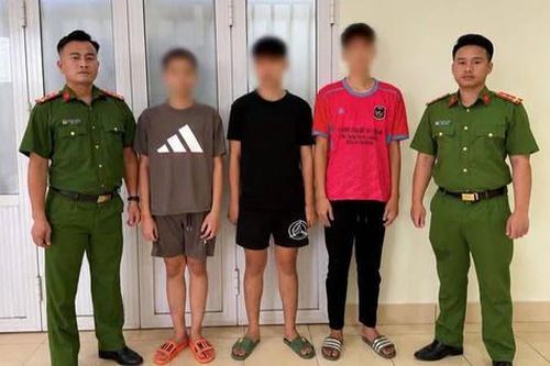 Mâu thuẫn tiền bạc, nhóm thanh thiếu niên đem dao đi đe dọa người khác