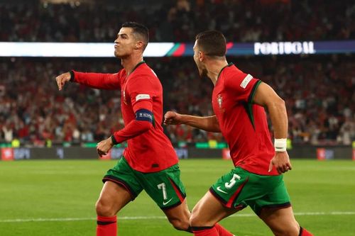 Dalot bảo vệ Ronaldo trước áp lực: 'Mặc kệ những lời chỉ trích, chúng tôi tự cách ly khỏi mạng xã hội'