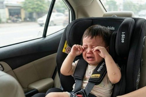 Mẹo giúp trẻ hợp tác khi sử dụng ghế trẻ em trên ô tô