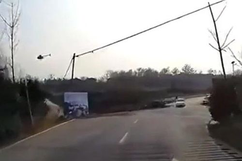 Trực thăng gặp nạn khi hạ cánh, phi công và học sinh 12 tuổi bị thương