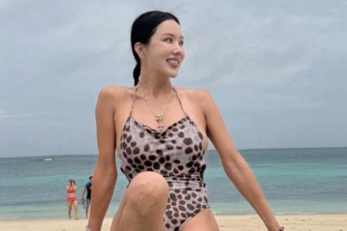 Uhm Jung Hwa gây chú ý với ảnh áo tắm ở tuổi 55, khoe vóc dáng săn chắc đáng ngưỡng mộ
