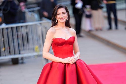Anne Hathaway được khen ngợi vì giấu kín chuyện mang thai trong quá trình quảng bá phim