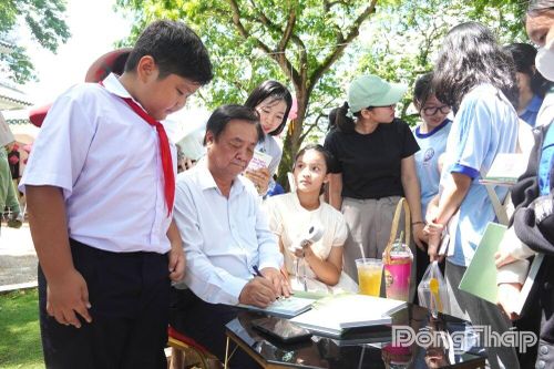 Giới thiệu sách và giao lưu tác giả 'Mỗi nghề một bông hoa'
