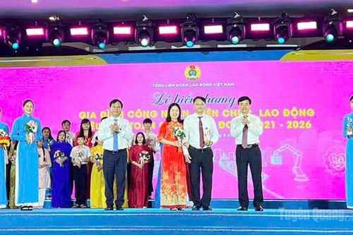 Tuyên Quang có 1 gia đình công nhân viên chức tiêu biểu toàn quốc