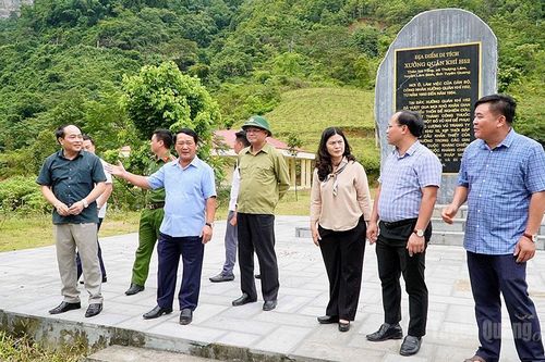 Đoàn công tác của tỉnh khảo sát thực tế vùng hồ Thủy điện Tuyên Quang