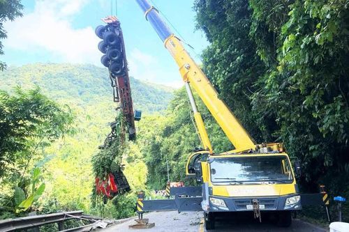 Lâm Đồng: Cứu hộ thành công xe container lao xuống vực, đèo Bảo Lộc thông xe trở lại