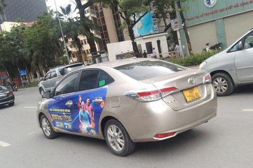 Xe dịch vụ quảng cáo cờ bạc trá hình ngang nhiên lưu thông trên đường phố