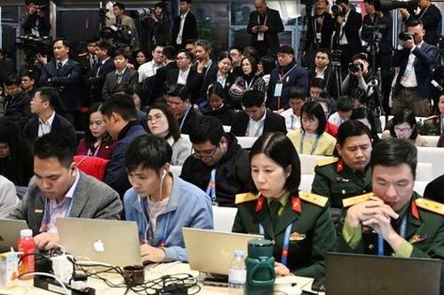 Đêm muộn phía sau những dòng tin