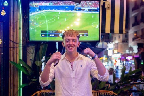 Khách Tây 'dô' cạn ly, xem World Cup đến sáng ở quán bar Bùi Viện