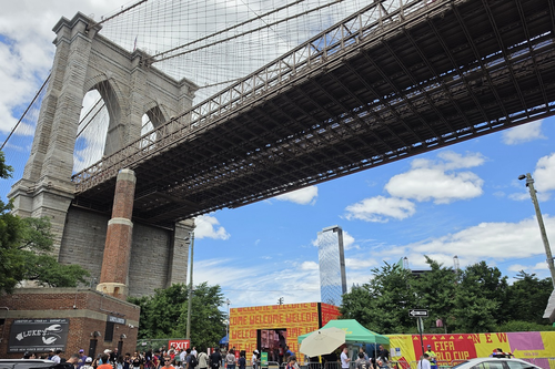 Muôn nẻo World Cup 2026: Xem bóng đá trên bãi cỏ, ngắm cầu Brooklyn