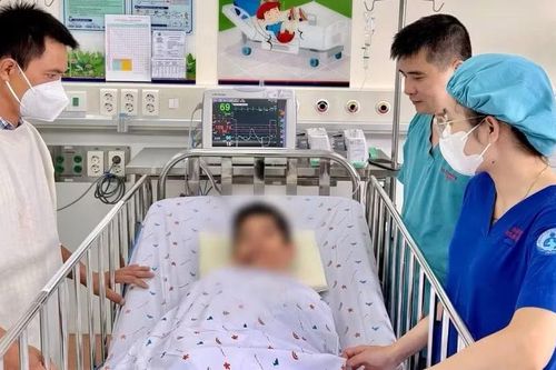 Hơn 10 giờ giành giật sự sống cho bé trai 11 tuổi bị ô tô cán qua người
