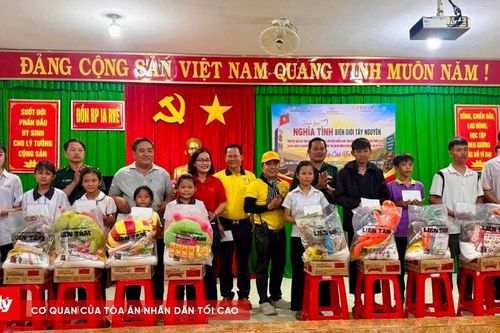 Đắk Lắk: Mang hơn 1.000 suất quà và 2.000 suất ăn đến với đồng bào vùng biên