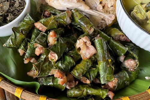Lá bưởi cuốn thịt nướng than hồng, đặc sản lạ ở Phú Thọ khiến thực khách tò mò