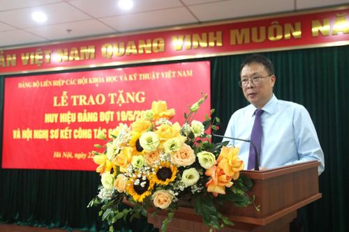 Đảng ủy VUSTA sơ kết 6 tháng đầu năm và trao huy hiệu Đảng cho 14 đảng viên