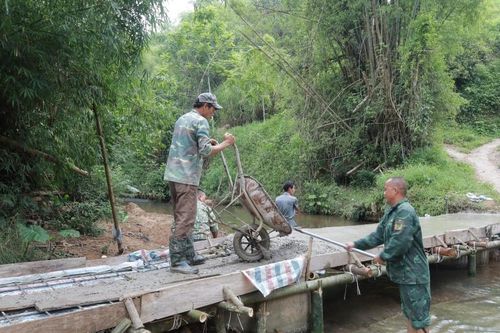 Đường đến đâu giàu đến đó