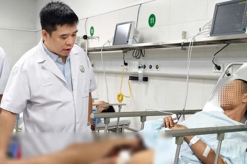 Cứu người đàn ông bị thanh xà beng dài 1,5m đâm xuyên đùi