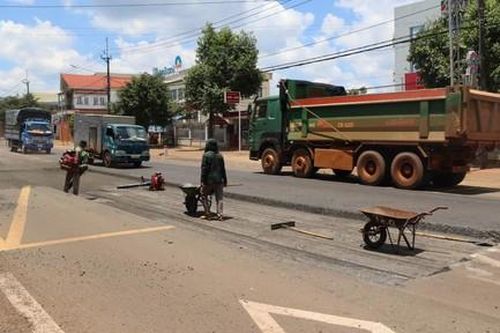 Khắc phục hư hỏng trên Quốc lộ 19 sau phản ánh của báo chí