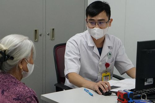 Hết cảnh chen chúc từ 5h sáng, người bệnh ngỡ ngàng khi 10 phút đã được gọi khám