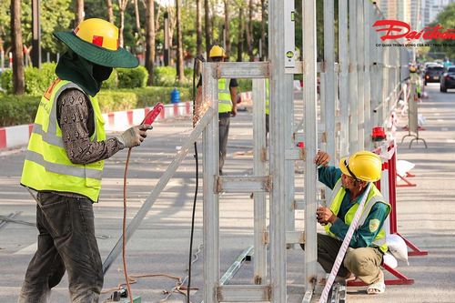 Hà Nội: Công nhân tất bật rào chắn đường Văn Cao để thi công ga ngầm tuyến metro số 5