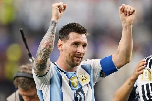 Mỗi bàn thắng của Messi càng khiến Ronaldo chạnh lòng