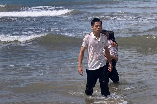 Nam sinh dũng cảm lao ra biển cứu em nhỏ đuối nước