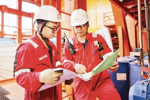 Kỳ tích dòng dầu và những người 'đi tìm lửa' giữa biển khơi