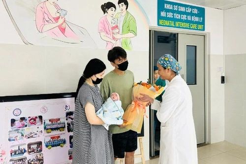 Kỳ tích cứu sống bé sinh cực non chỉ nặng 720 gram tại Đà Nẵng
