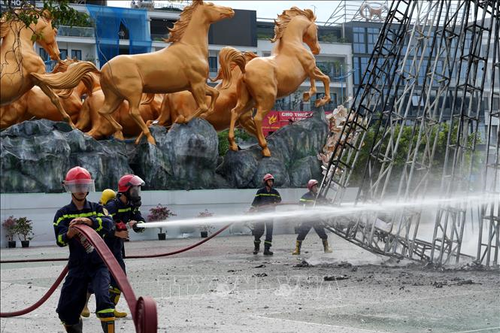 Quảng Ninh: Cháy rụi cụm biểu tượng trang trí ở Quảng trường 30-10