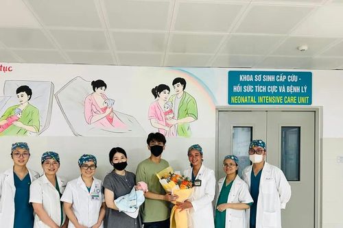 Bé gái 720gram con của du khách Singapore được cứu sống kỳ diệu
