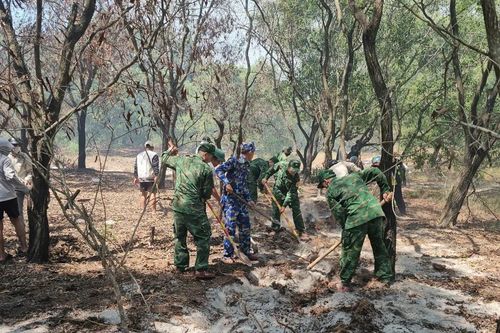 Huy động hàng trăm người khống chế cháy rừng tràm ở Quảng Trị