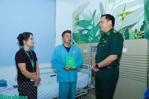 Thăm, động viên cán bộ Bộ đội Biên phòng bị thương khi làm nhiệm vụ trên biển