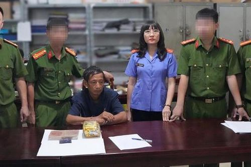 Đối tượng 64 tuổi bị bắt quả tang mang lượng lớn heroin, ma túy đá