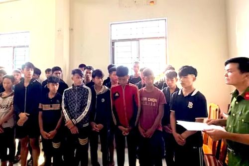 Khởi tố 17 đối tượng mang kiếm truy lùng đối thủ