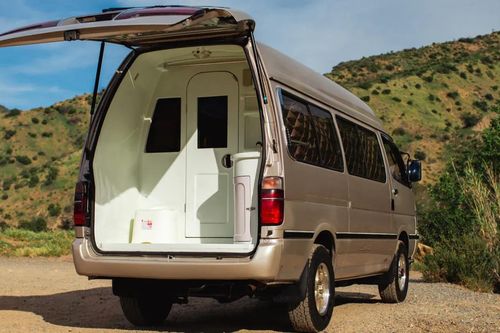 Ô tô van Toyota Hiace 32 năm tuổi vẫn gây sốt vì có cả phòng tắm trên xe