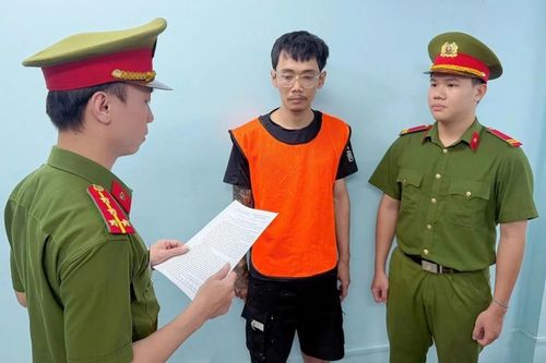 Khởi tố đối tượng gây hư hỏng hàng rào bảo vệ dự án cầu đi bộ qua sông Sài Gòn