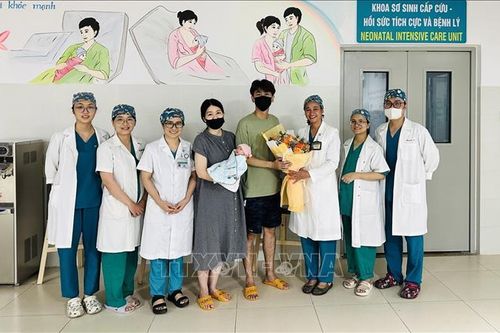 Cứu sống bé gái sinh cực non 720 gram của vợ chồng du khách Singapore