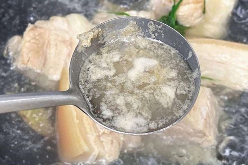 Bọt váng khi luộc thịt càng nhiều 'càng độc'? Chuyên gia giải đáp