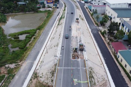Cầu vượt đường sắt Quốc lộ 45 vừa thông xe đã sụt lún, bong tróc