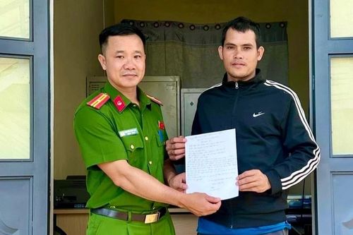 Công an xã Gào hỗ trợ người dân nhận lại tiền chuyển khoản nhầm