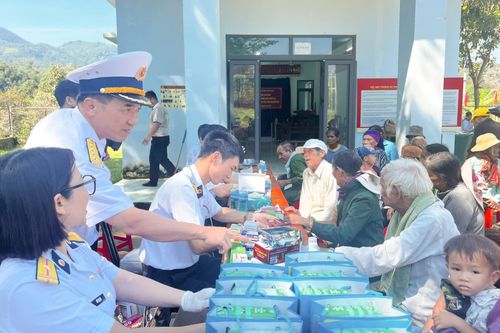 Trung tâm Huấn luyện Vùng 4 Hải quân tặng quà, phát thuốc cho người dân xã Bác Ái Tây