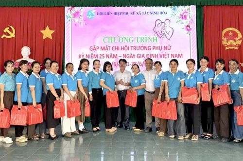 6 tháng, Hội Liên hiệp Phụ nữ xã Tây Ninh Hòa phối hợp vận động trao 2.086 suất quà