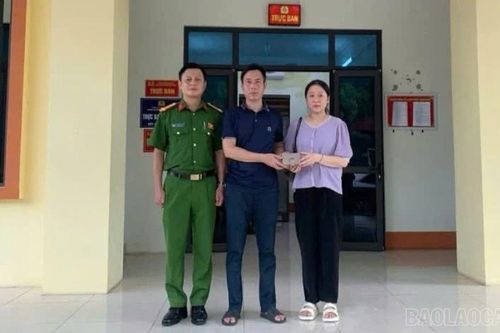 Công an phường Cam Đường trao trả tài sản bị đánh rơi cho người dân