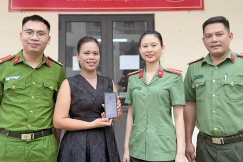Hỗ trợ công dân nhận lại gần 500 triệu đồng do chuyển nhầm
