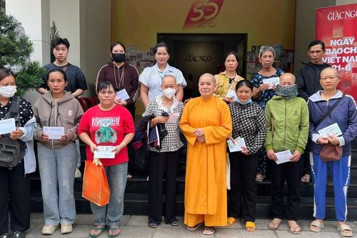 Ban Từ thiện xã hội Báo Giác Ngộ trao gần 100 triệu đồng của bạn đọc ủng hộ bệnh nhân nghèo